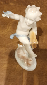 Metzler&Orloff  régi  aranyos porcelán gyerek figurája  hibátlan 13 cm.