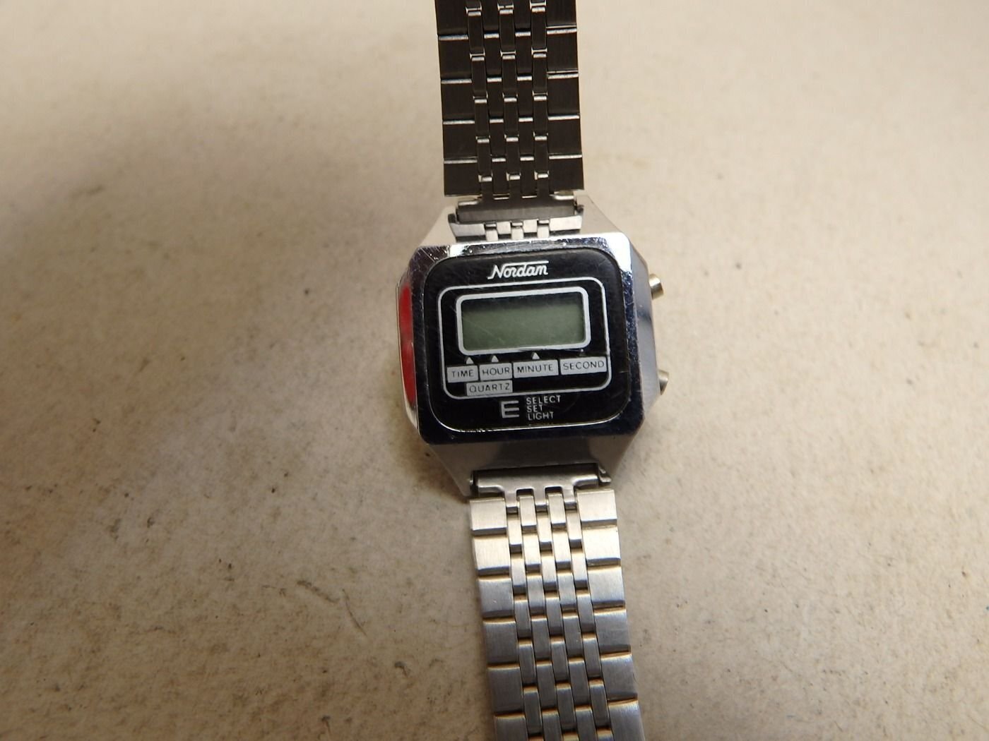 NORDAN NŐI DIVAT ÓRA QUARTZ SZERKEZETTEL OLCSÓN ELADÓ LCD KIJELZŐS