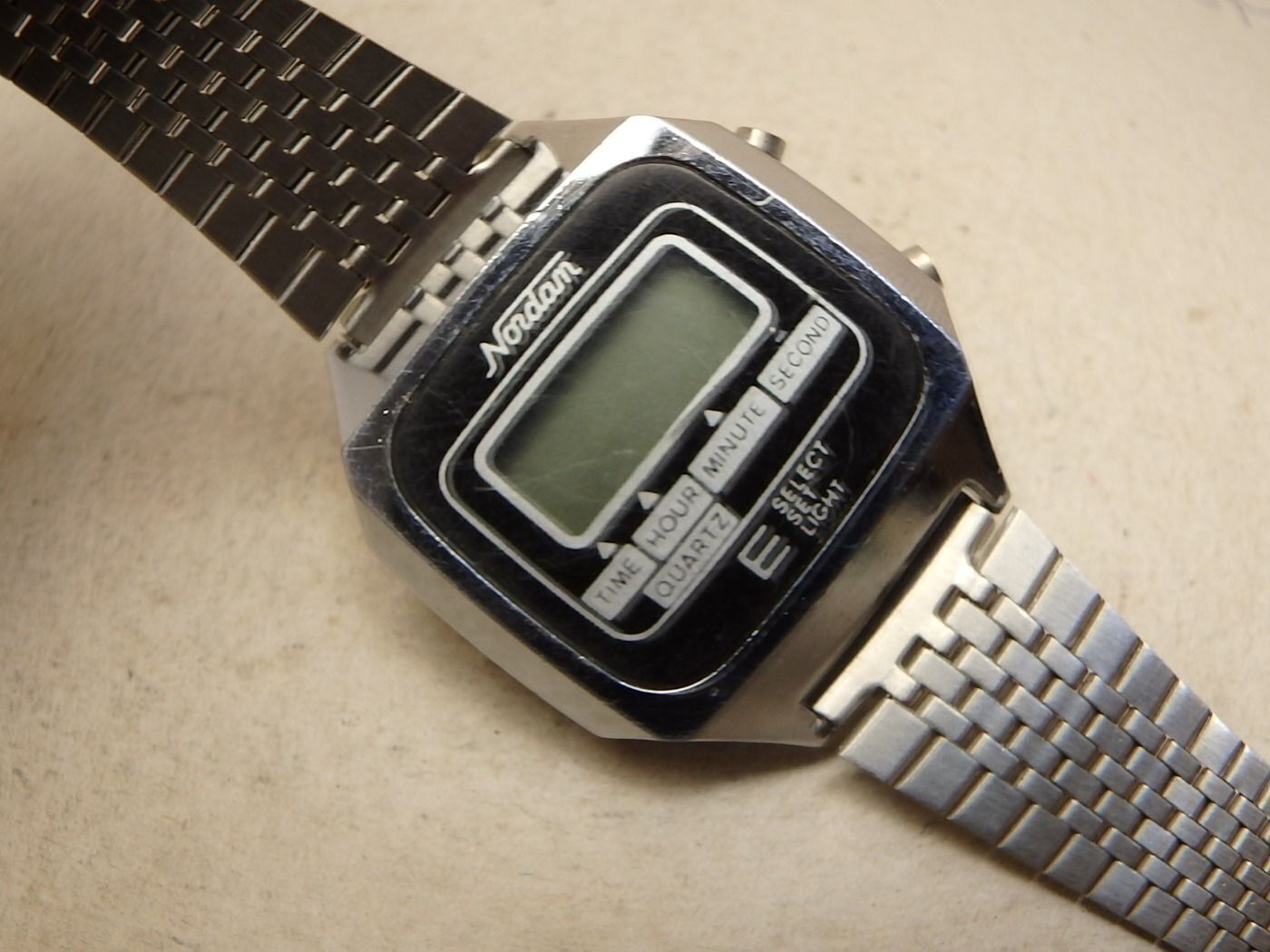 NORDAN NŐI DIVAT ÓRA QUARTZ SZERKEZETTEL OLCSÓN ELADÓ LCD KIJELZŐS
