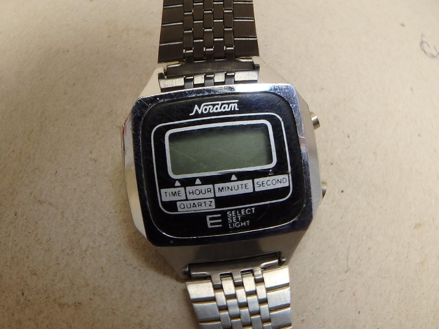 NORDAN NŐI DIVAT ÓRA QUARTZ SZERKEZETTEL OLCSÓN ELADÓ LCD KIJELZŐS