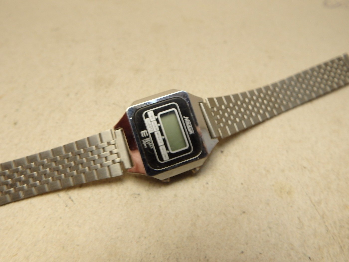 NORDAN NŐI DIVAT ÓRA QUARTZ SZERKEZETTEL OLCSÓN ELADÓ LCD KIJELZŐS