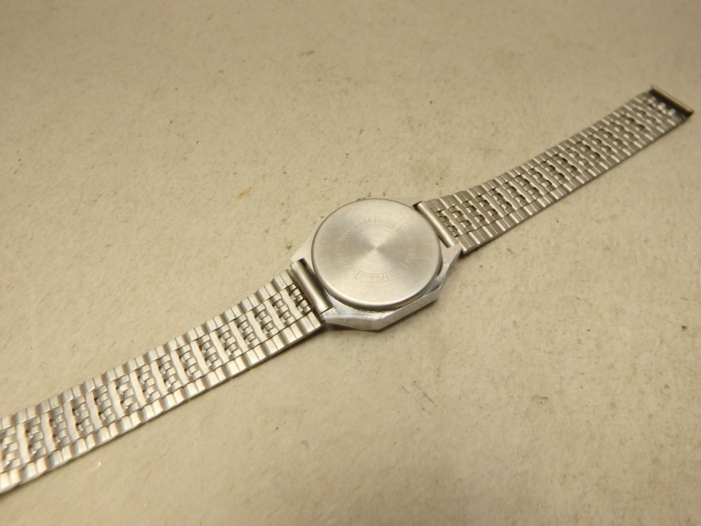 NORDAN NŐI DIVAT ÓRA QUARTZ SZERKEZETTEL OLCSÓN ELADÓ LCD KIJELZŐS