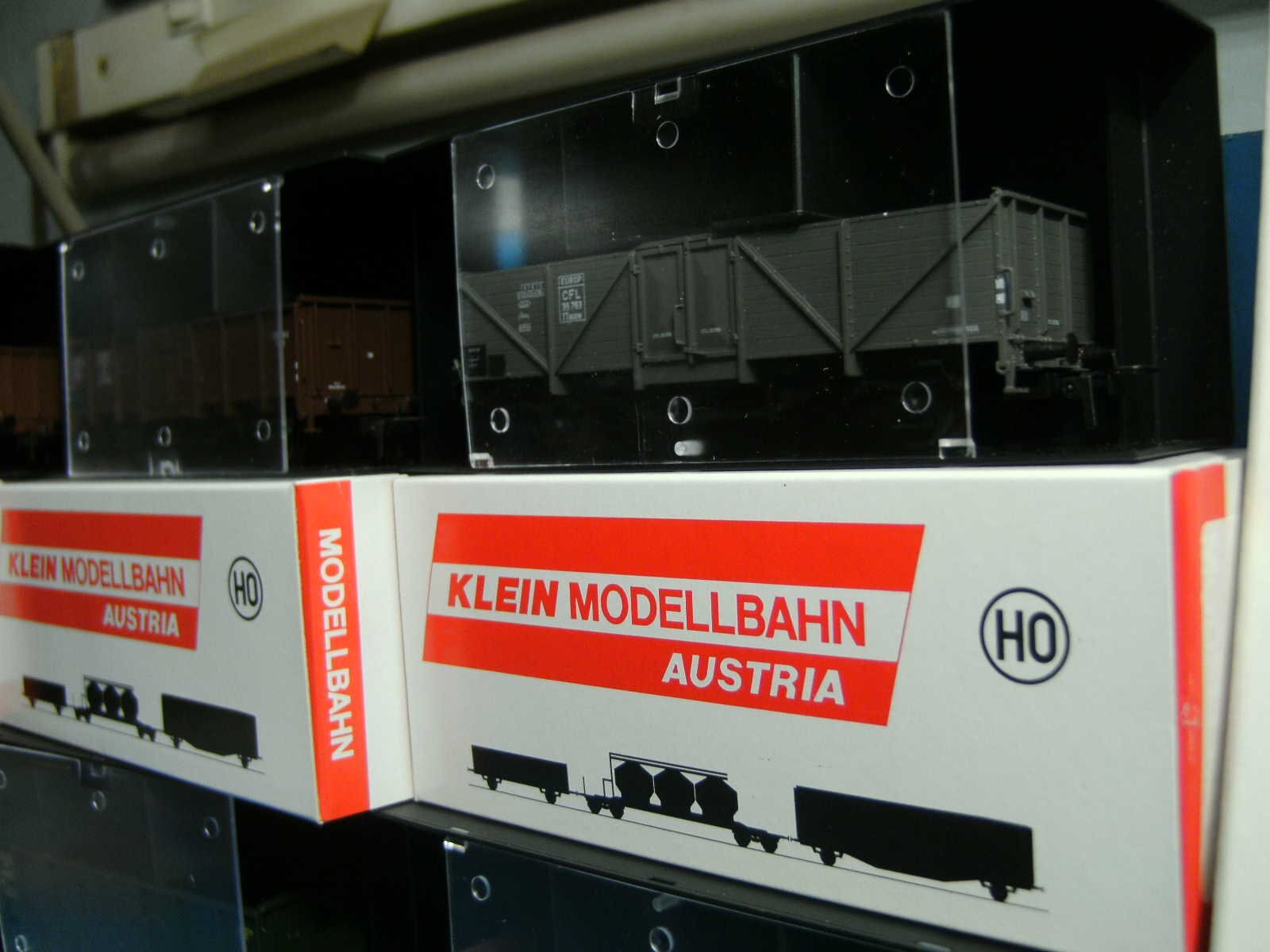 H0-ÁS 1:87-ES NEMZETKÖZI SZERELVÉNY KÖF DIESEL MOZDONNYAL 6 ORSZÁG NYITOTT TEHERKOCSIJÁVAL