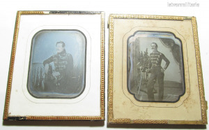 .XIX század Közepi Fotó/Fénykép/Dagerrotípia 2 db. Huszárok,Katonák,korabeli keretben,asztali tartób