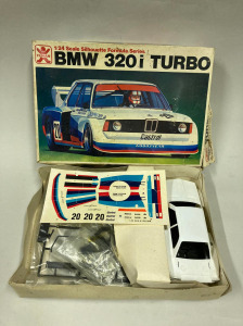 Retro összépíthető műanyag autó modell dobozában  FUMAN - 80-as évek / BMW 320I Turbo