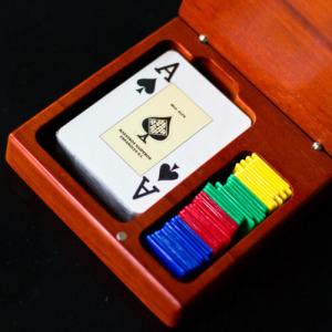 Pókerkártya zsetonnal -  fa dobozban
