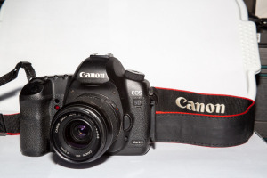 Canon EOS 5D Mark II DSLR fényképezőgép egy  EF 38-76 mm-es objektívvel