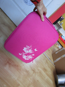 rózsaszín virágmintás gurulós bőrönd kis hiba 33x48cm mélysége 18cm 1022