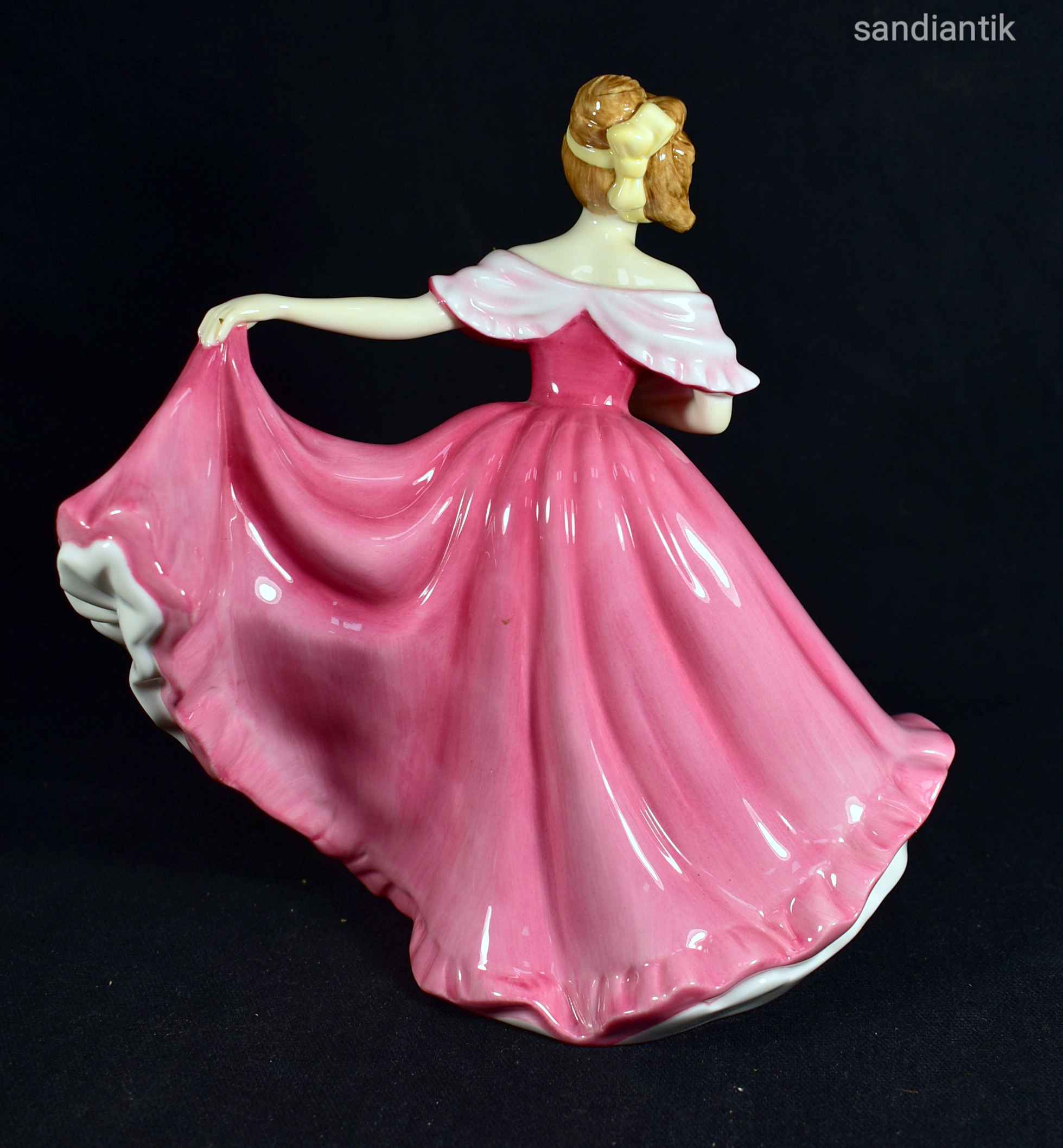ELAINE ... LÁNY LEGYEZŐVEL ... GYŰJTŐI ROYAL DOULTON PORCELÁN SZOBOR X