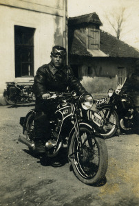 Magyar katona rekvirált csehszlovák Czetka motorkerékpárral, 'MAGYAR' felirat a rendszá...
