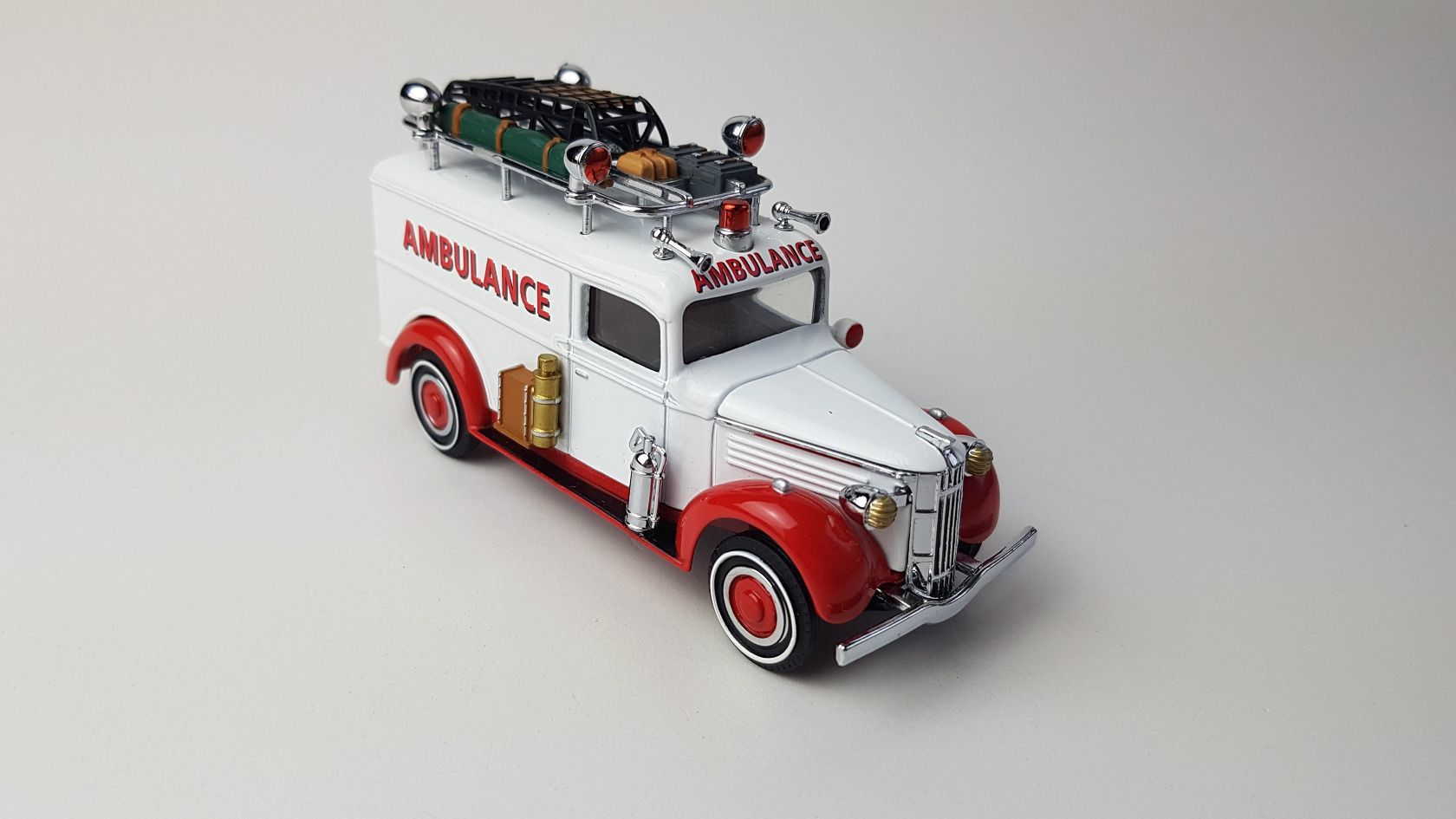 Ambulance GMC 1937 Matchbox 1/43 - Métal Rouge - Occasion