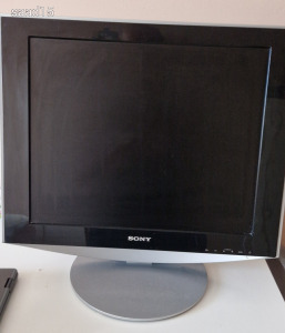 Sony Monitor 19   SDM-HS94