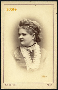 Klösz műterem, Pest, elegáns hölgy nyaklánccal, különös hajviselet, portré, 1860-as évek, Eredeti...