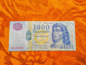 2000 -es  ropogós Millenniumi 1000 Forint vízjeles fémszálas bankjegy UV aktivitással (L2766)