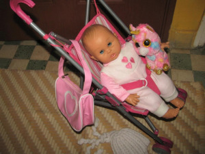Élethű játékbaba,  babakocsival együtt, táskával, plüssel. baba 40cm alvós szép csecsemő. ÁR alatt