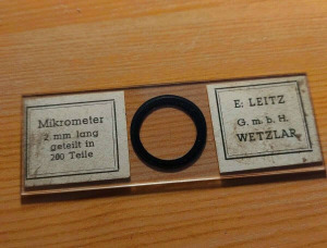 E. LEITZ WETZLAR MIKROMETER 2MM LANG GETEILT IN 200 TEILE mikroszkóp mikrométer