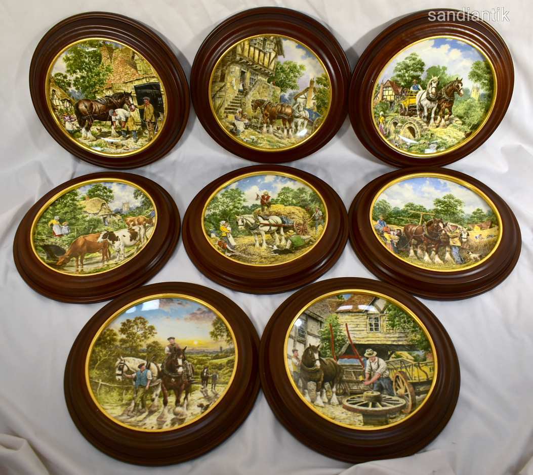 VIDÉKI LOVAS JELENETEKKEL ... GYÖNYÖRŰ 8 DBOS PORCELÁN DÍSZ TÁNYÉR SZETT FA KERETEZÉSSEL X !!!