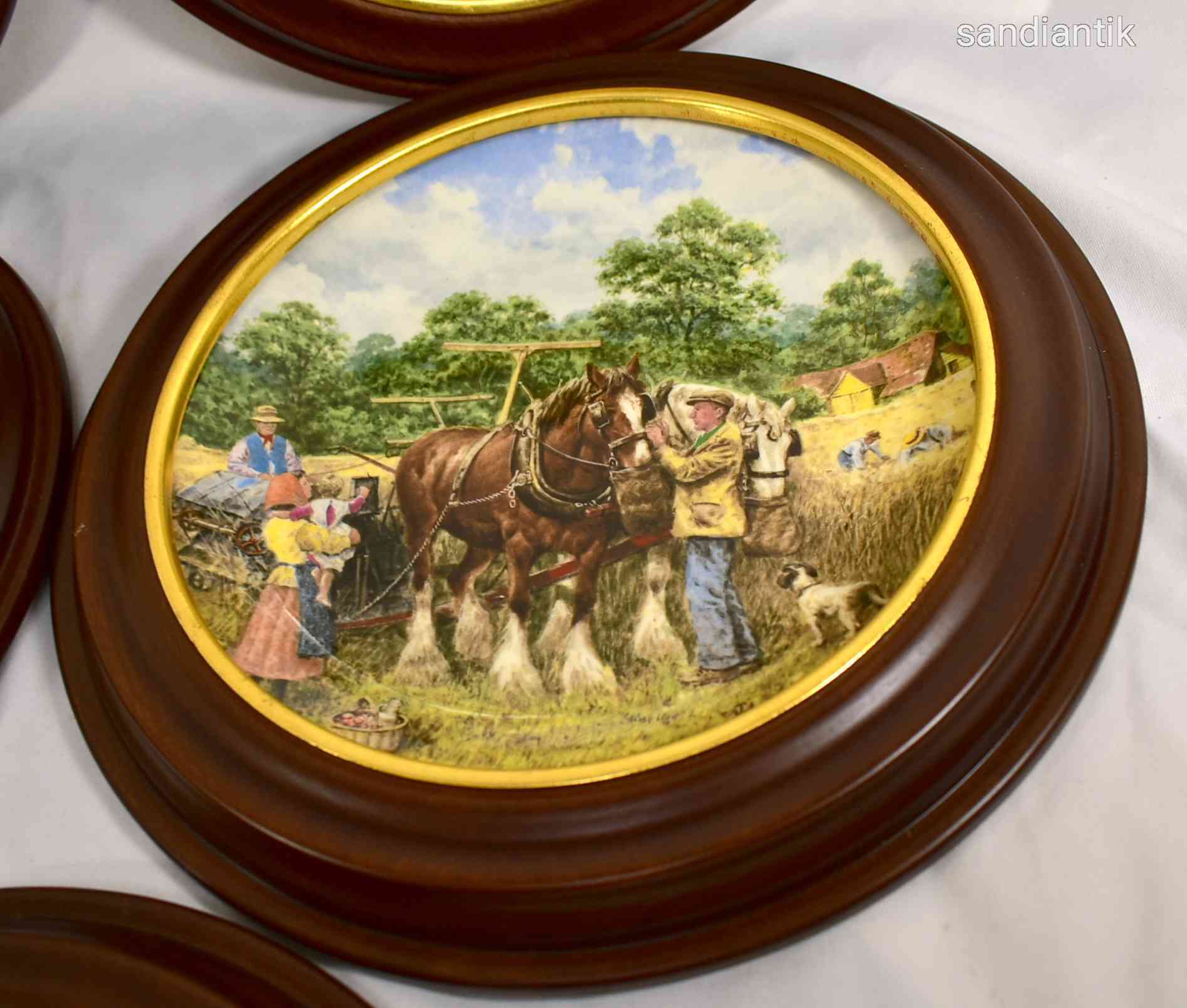 VIDÉKI LOVAS JELENETEKKEL ... GYÖNYÖRŰ 8 DBOS PORCELÁN DÍSZ TÁNYÉR SZETT FA KERETEZÉSSEL X !!!