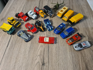 Fém kisautók,bennük Matchboxal