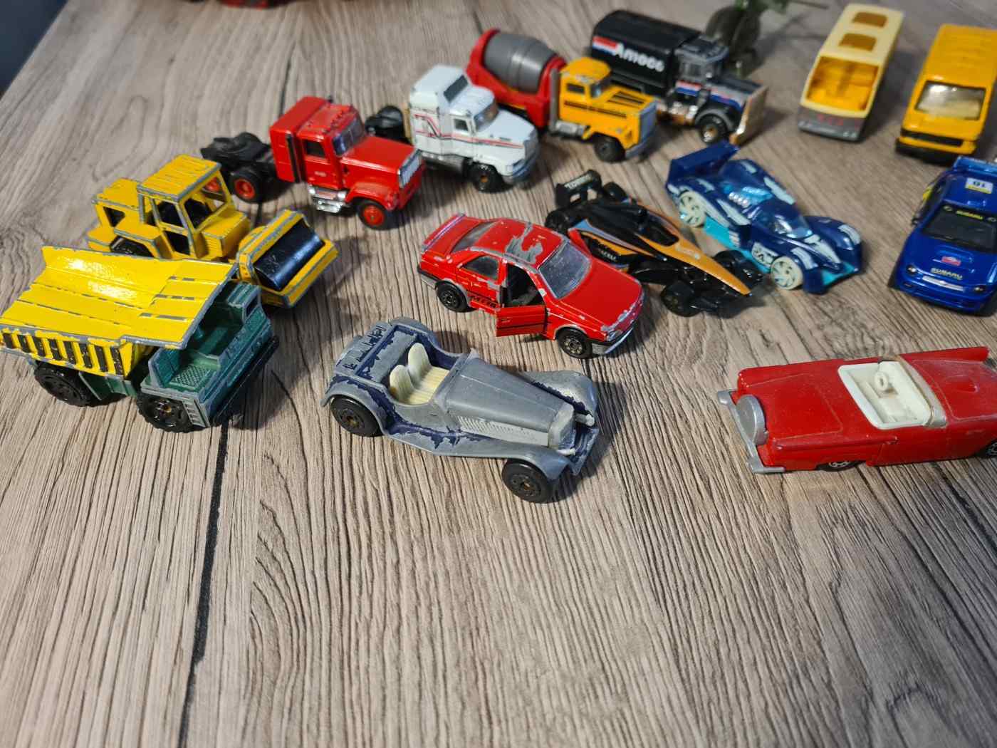 Fém kisautók,bennük Matchboxal