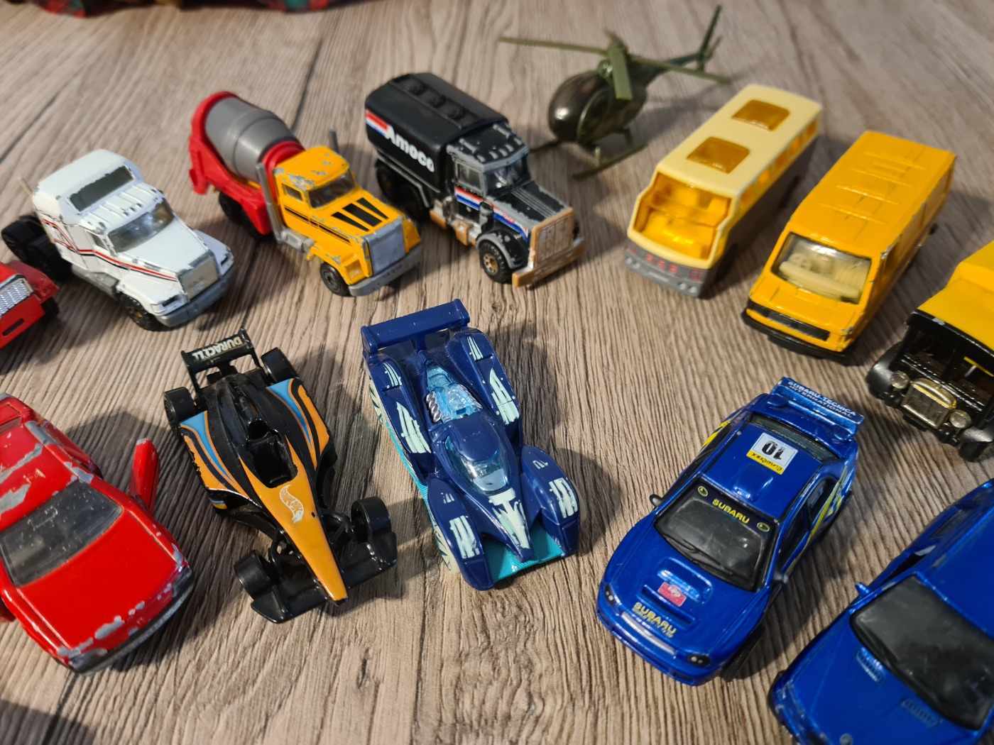 Fém kisautók,bennük Matchboxal