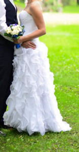 Menyasszonyi ruha/keringő ruha combig érő felvágással, ruhazsákkal
