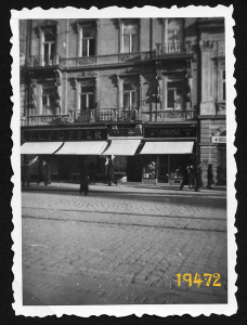 Kassa, Felvidék, Fő utca 75, kirakatok, utcakép, városkép, 1940-es évek, Eredeti fotó, papírkép.
